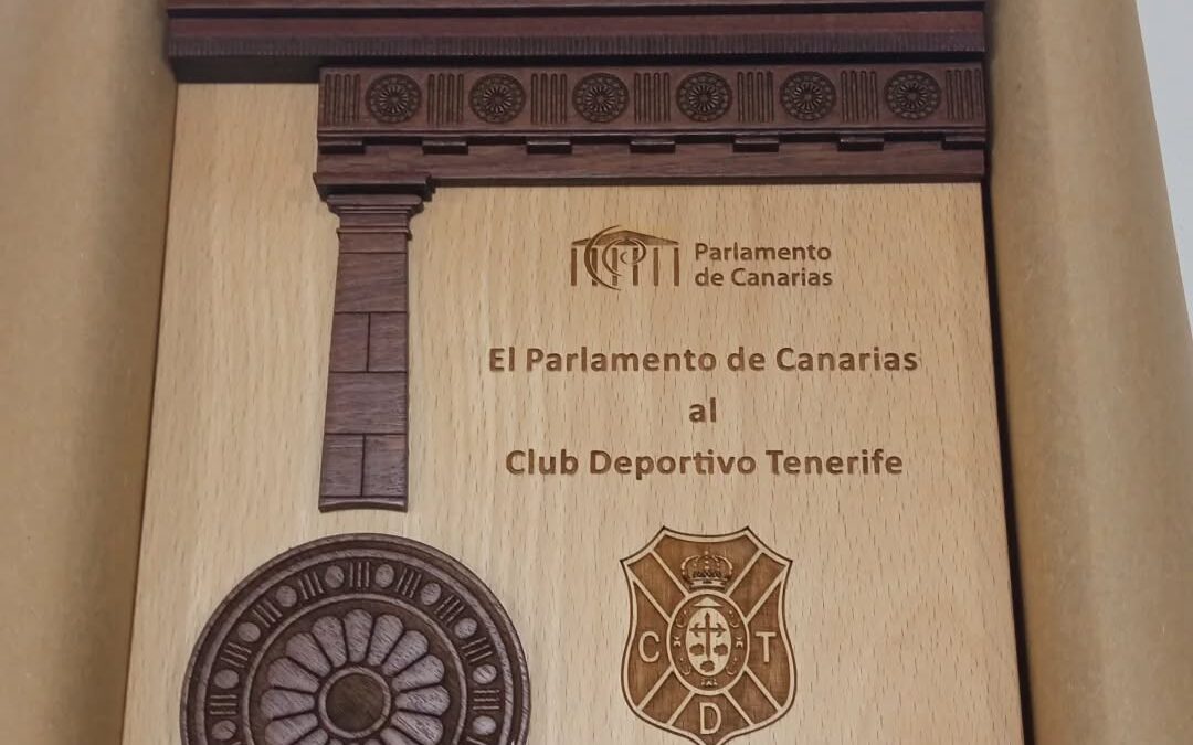 Detalle que hizo entrega El Parlamento de Canarias al C.D.Tenerife