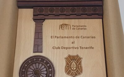 Detalle que hizo entrega El Parlamento de Canarias al C.D.Tenerife